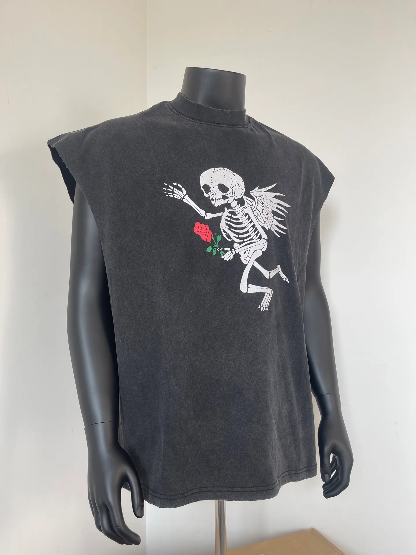 pt model number #G1003 P116 GALLERY DEPT. Distressed and frayed sleeveless waistcoat short sleeves. Skeleton ☠️ hand-held rose print. Made of 280G double yarn pure cotton. The fabric is comfortable and stylish. After washing and distressing, the upper body becomes more fashionable and cool. The collar and hem are frayed. The design is full. The US version is too large. Color: washed black. Size S/M/L/XL